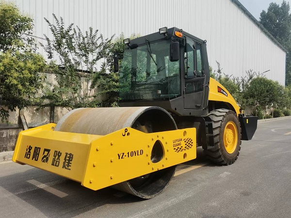 10噸液壓單鋼輪振動(dòng)壓路機(jī)